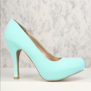 Teal colored heels 👠